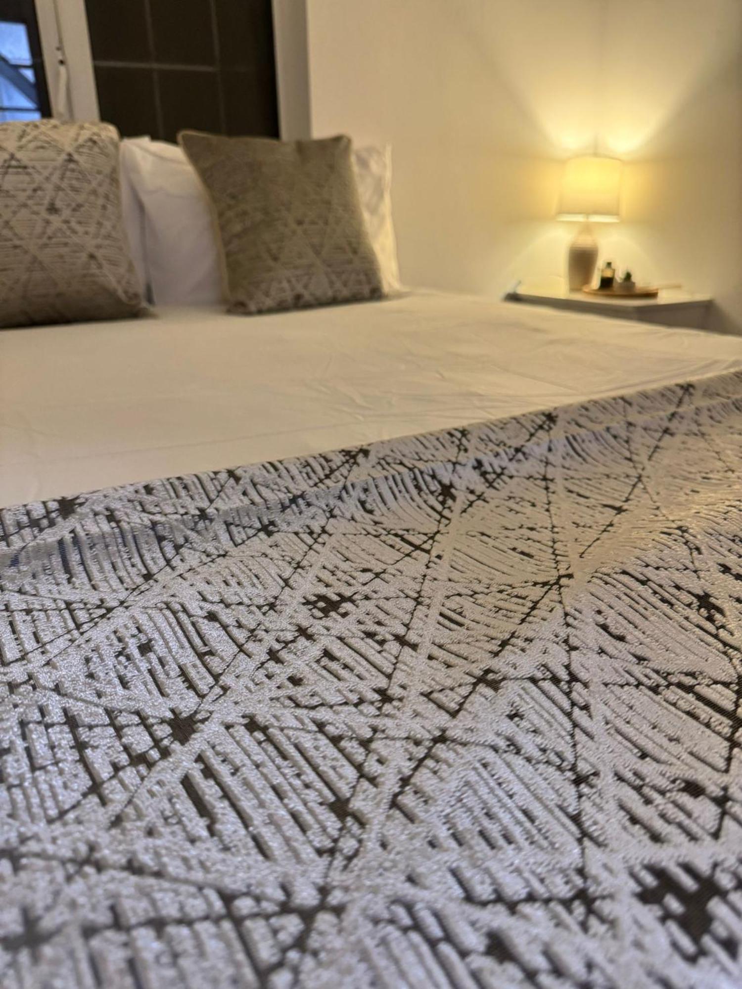 Shm Stays Solihull Hs2 Nec Airport Nr M6 M40 M42 Great For Long & Short Stays 15 Min Walk To Train Station 5 Min Drive To Town Centre Outside Bus Stops & Supermarket Free Parking 외부 사진