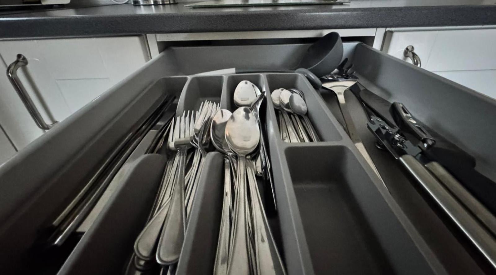 Shm Stays Solihull Hs2 Nec Airport Nr M6 M40 M42 Great For Long & Short Stays 15 Min Walk To Train Station 5 Min Drive To Town Centre Outside Bus Stops & Supermarket Free Parking 외부 사진