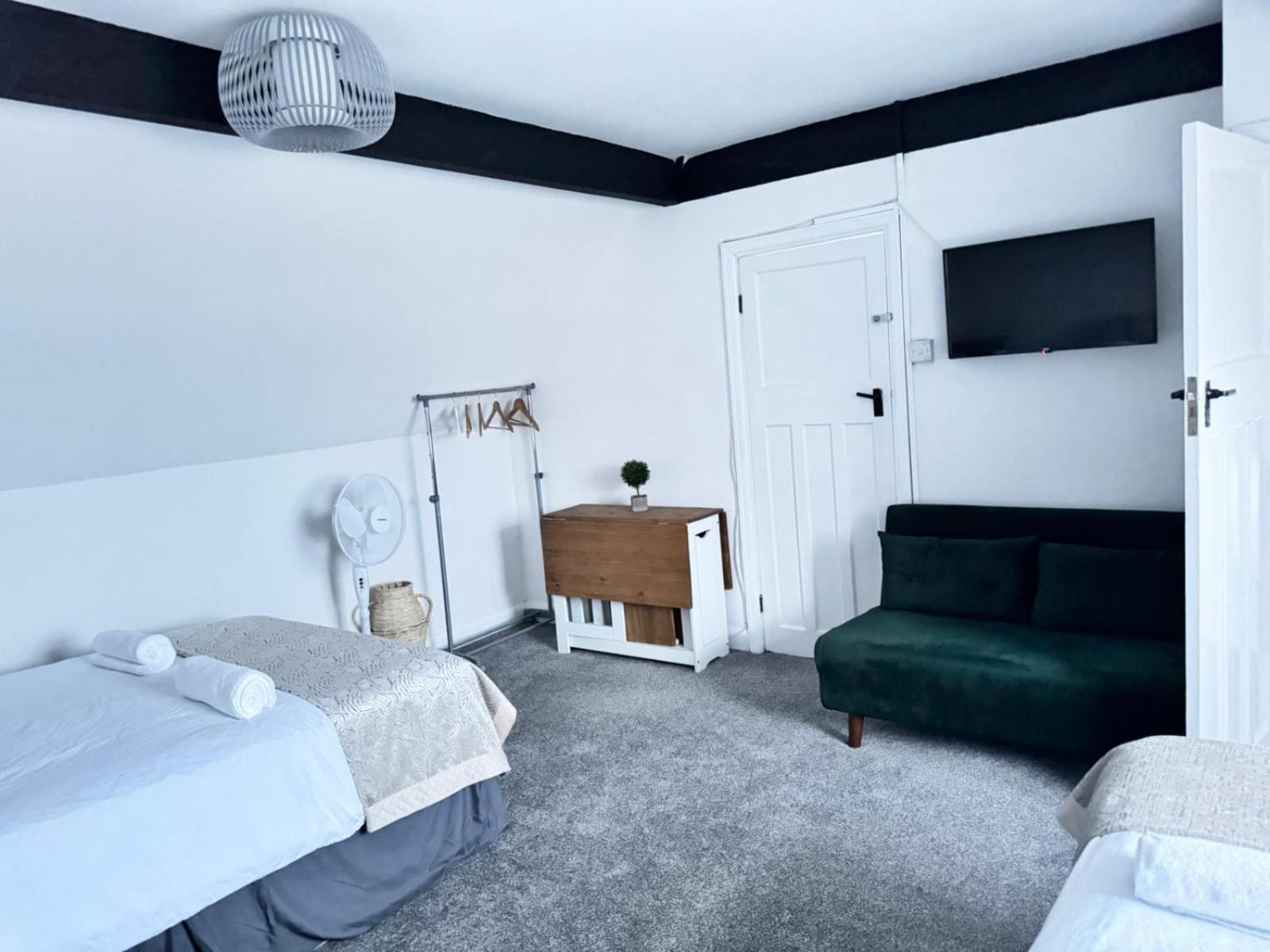 Shm Stays Solihull Hs2 Nec Airport Nr M6 M40 M42 Great For Long & Short Stays 15 Min Walk To Train Station 5 Min Drive To Town Centre Outside Bus Stops & Supermarket Free Parking 외부 사진
