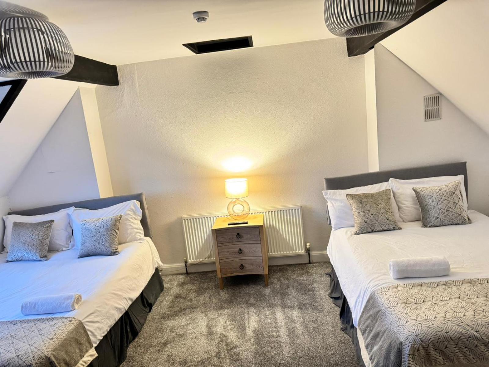 Shm Stays Solihull Hs2 Nec Airport Nr M6 M40 M42 Great For Long & Short Stays 15 Min Walk To Train Station 5 Min Drive To Town Centre Outside Bus Stops & Supermarket Free Parking 외부 사진